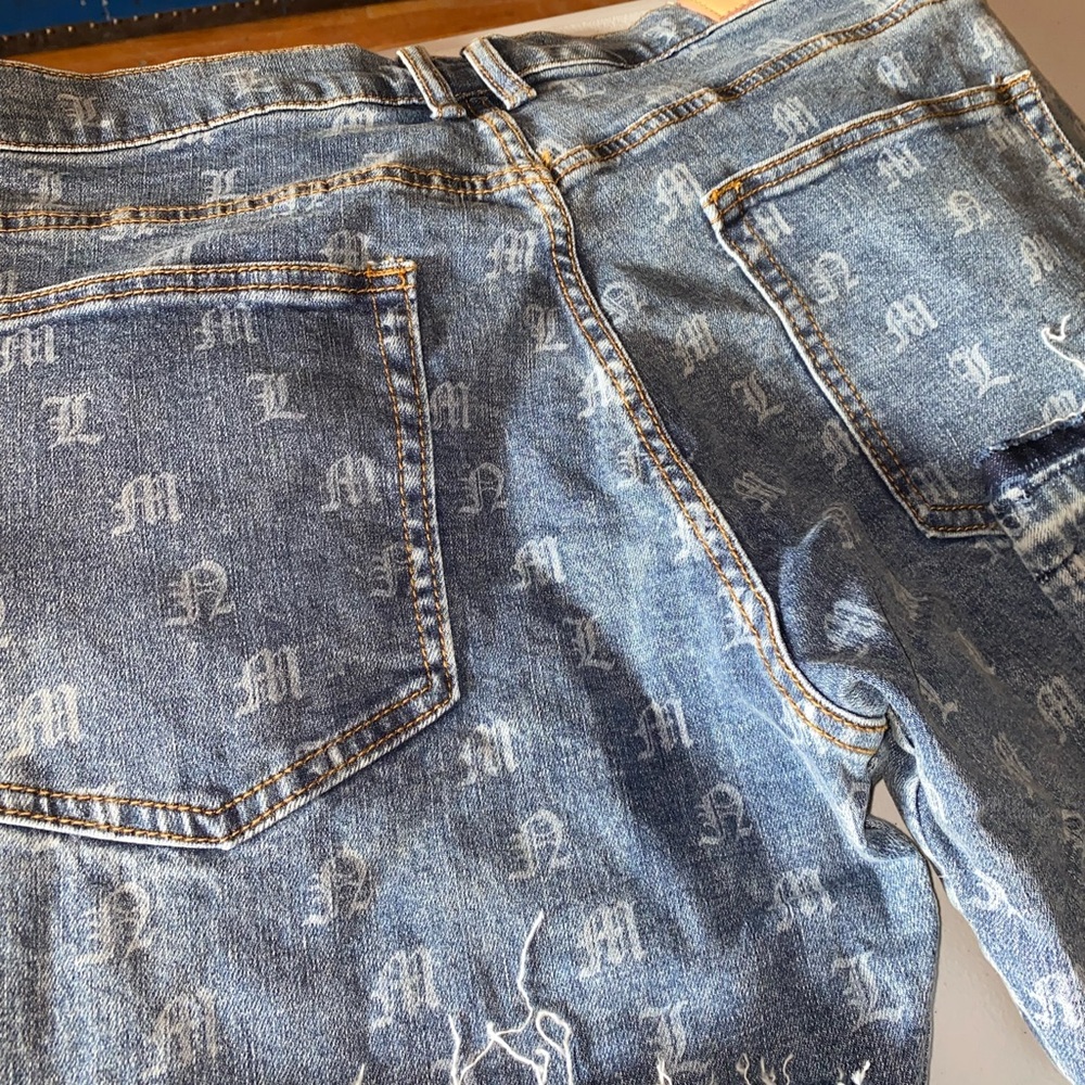 MNML NWOT’s Old English Flare Denim Jeans - Medium Blue
| B639 | Size 34 - Picture 13 of 13